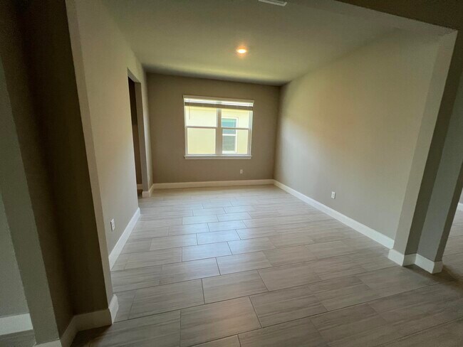 Building Photo - 6313 Cloverdale Ave