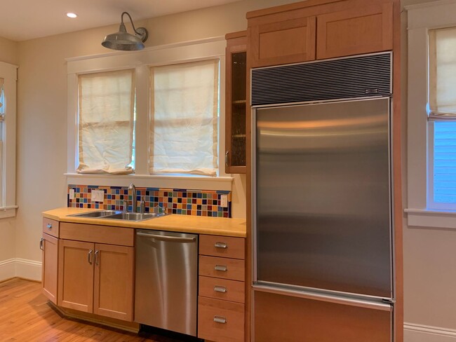 Building Photo - First Floor Unit For Rent Near UNCG!