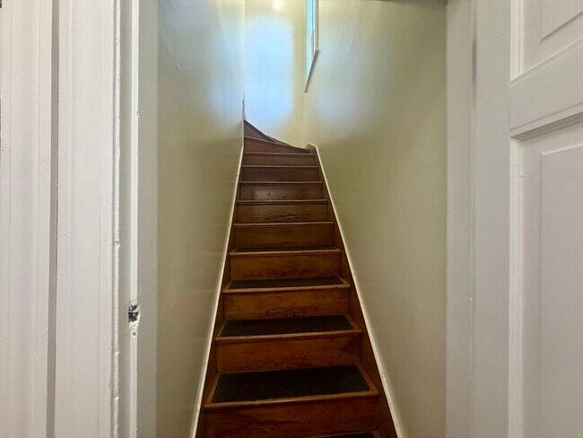 Building Photo - 19 Banks St