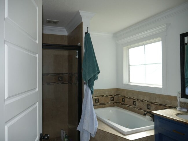 Building Photo - 4 bedroom home in Crestwood S/D