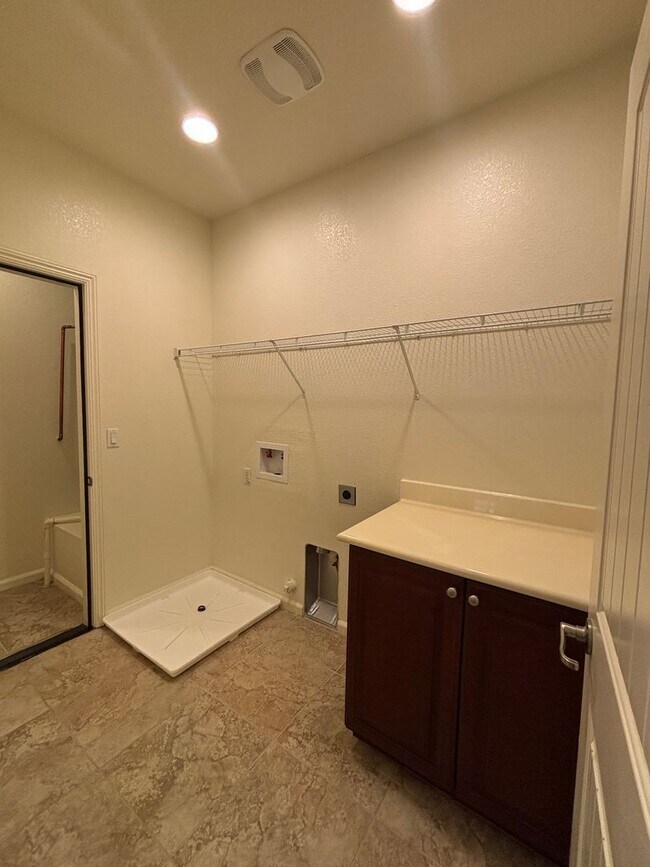 Building Photo - West Roseville Solar! 3 Bedroom, Plus den/...