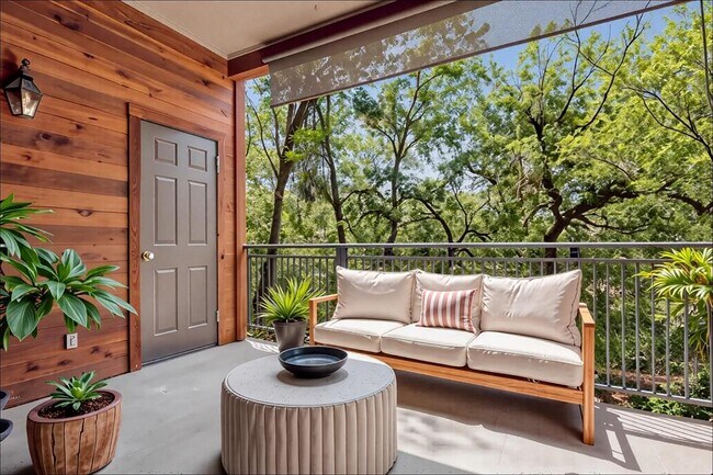 Building Photo - 4711 Spicewood Springs Rd