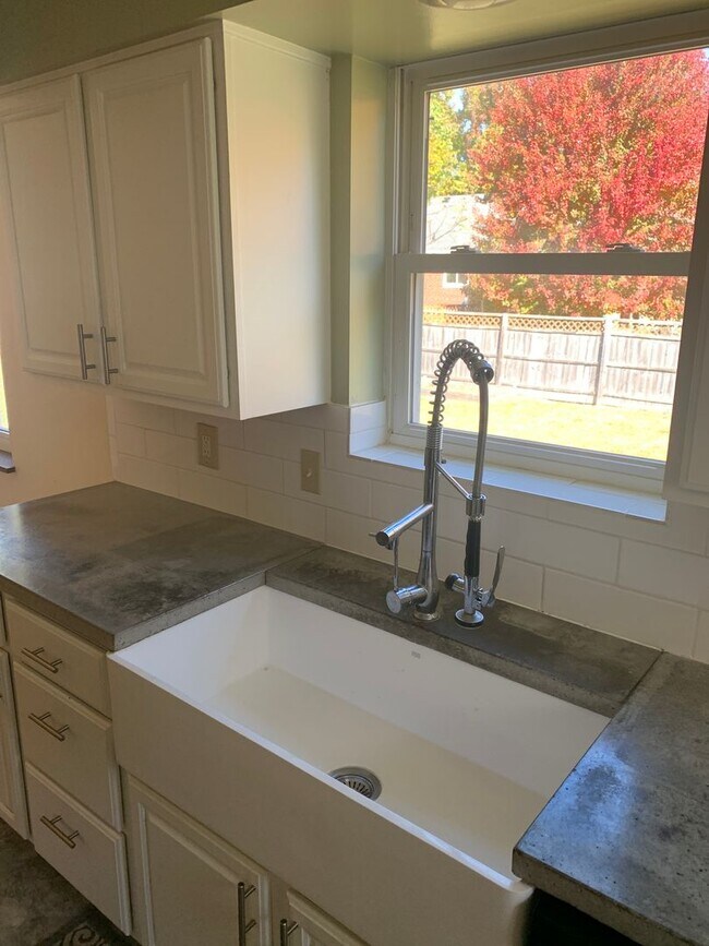 Building Photo - Lovely Ranch Home with Hardwood Floors and...