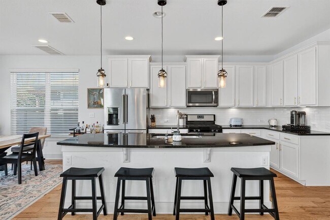 Building Photo - 2206 Hermia St