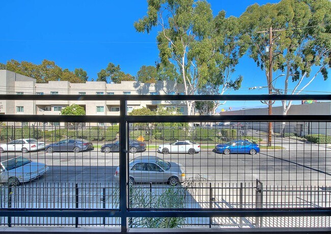 Building Photo - Luxury 2 & 4 Bed Townhomes in NoHo!