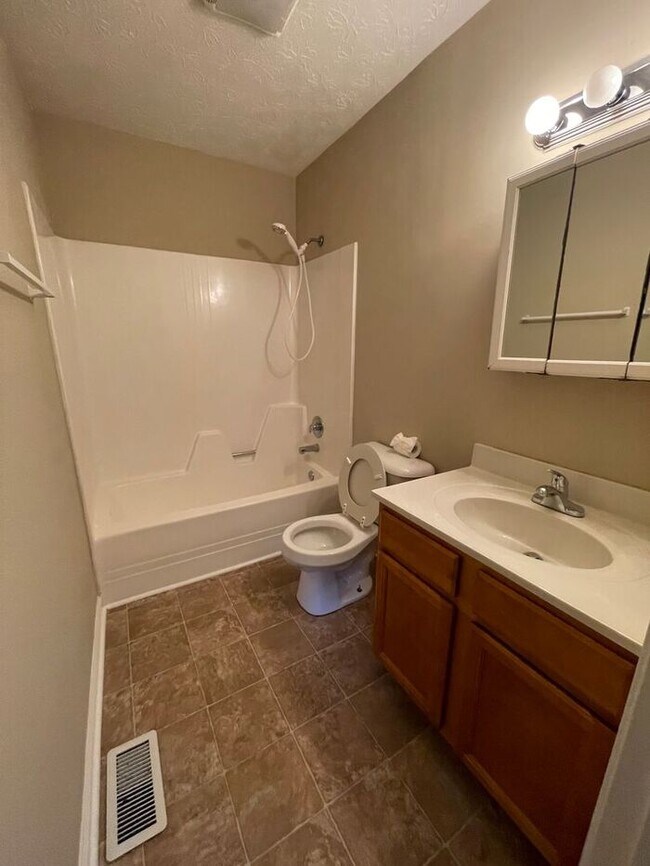 Building Photo - 3 bed, 2.5 bath, 2 car garage split foyer home in West Knoxville