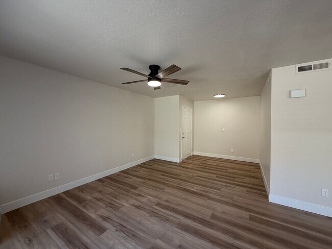 Building Photo - REMODELED TWO BEDROOM IN DOWTOWN!