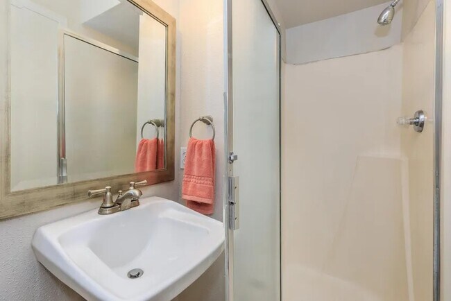 Building Photo - Elegant 2-Bedroom Near I-45 – Pets Welcome!