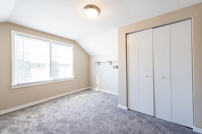 Building Photo - 4 bed 1 bath home for rent