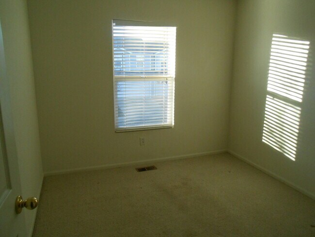 Building Photo - Beautiful 3 Bedroom/2.5 Bath Townhome with Attached 2 Car Garage in Northwest Loveland, CO