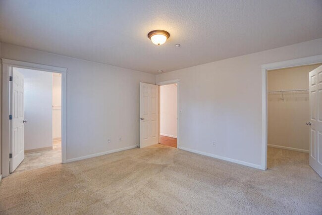Building Photo - BEAUTIFUL THREE BEDROOM HOME IN VANCOUVER