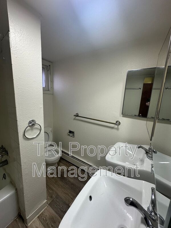 Building Photo - 1017 1/2 Cranford Place