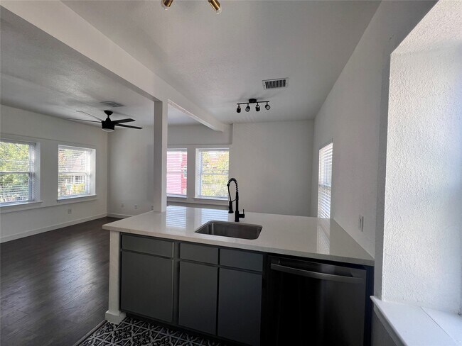 Building Photo - 415 Fairview St