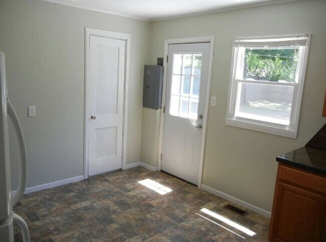 Building Photo - 1206 E St Andrews Rd