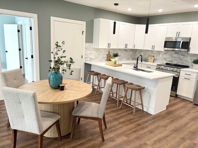 Building Photo - 1391 Main St