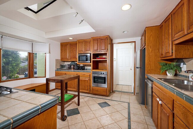 Building Photo - 549 San Dieguito Dr