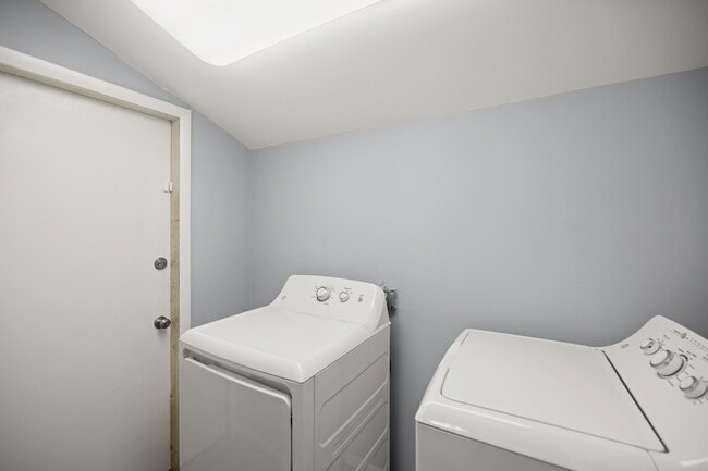 Building Photo - 354 Chicago Ave