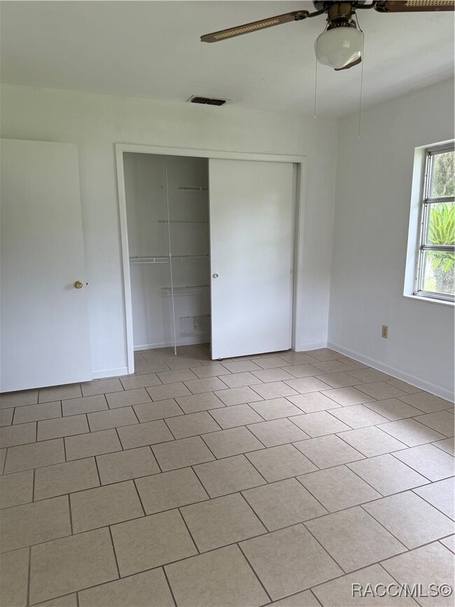 Building Photo - 6106 E Calico Ln