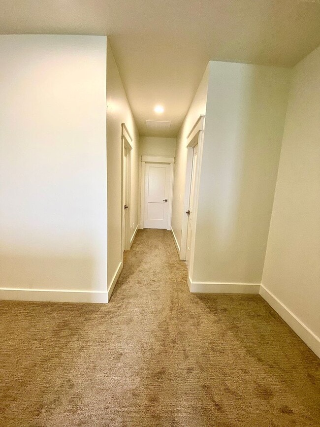 Building Photo - Beautiful Custom 6 Bedroom (2 Primary Bedr...