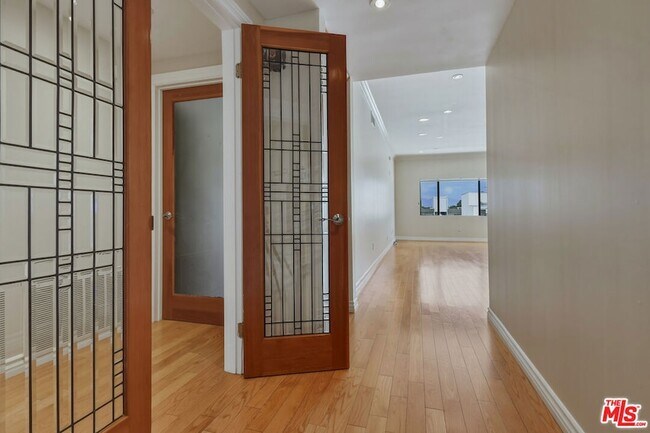 Building Photo - 4443 Ventura Canyon Ave