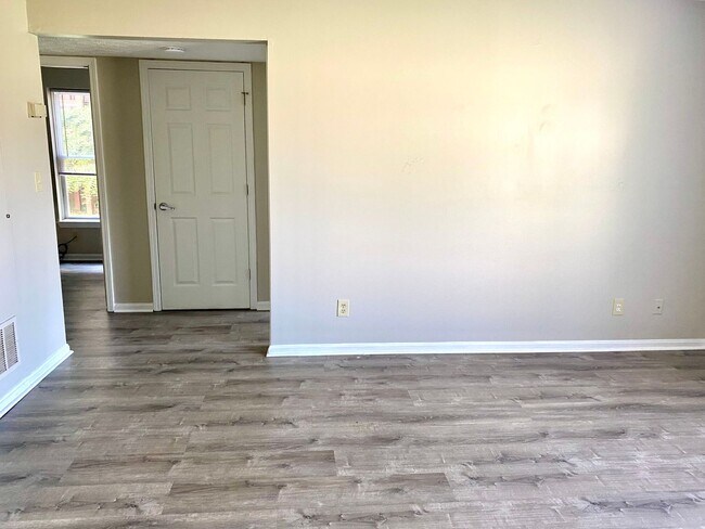 Building Photo - Remodeled 3 bedroom apartment in Portland - Section 8 accepted