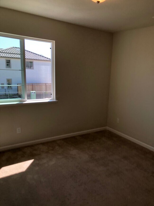Building Photo - Modesto 3 Bedroom 2.5 Bath Newer Construction