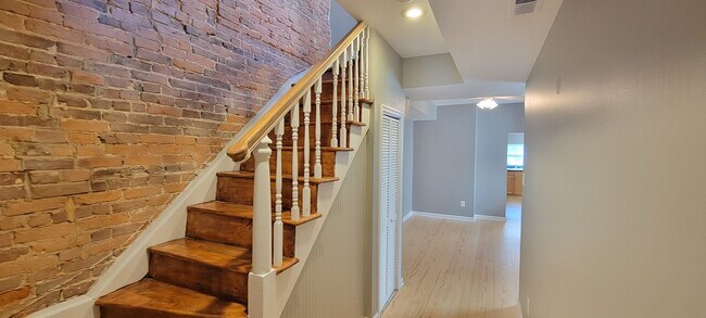 Building Photo - 926 S Hanover St