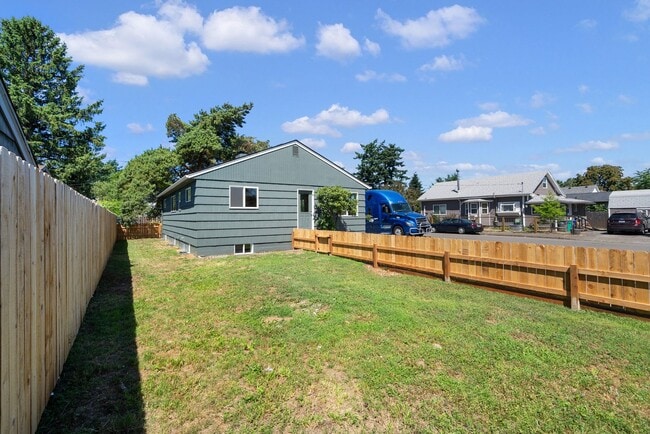 Building Photo - Beautiful 4 bedroom, 2 bathroom home in Lents Neighborhood!