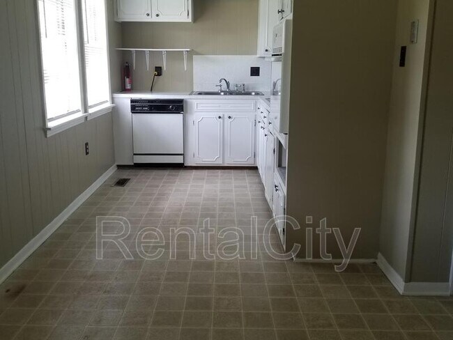 Building Photo - 470 Diamond Grove Rd