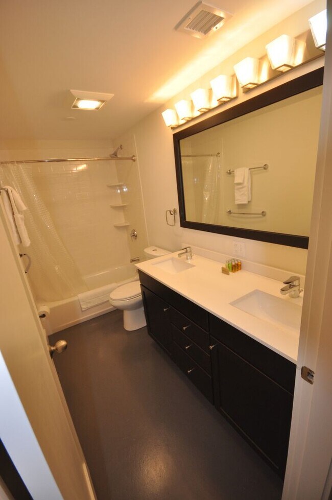 Building Photo - Amazing 3 bed 1.5 bath in the South End!!!