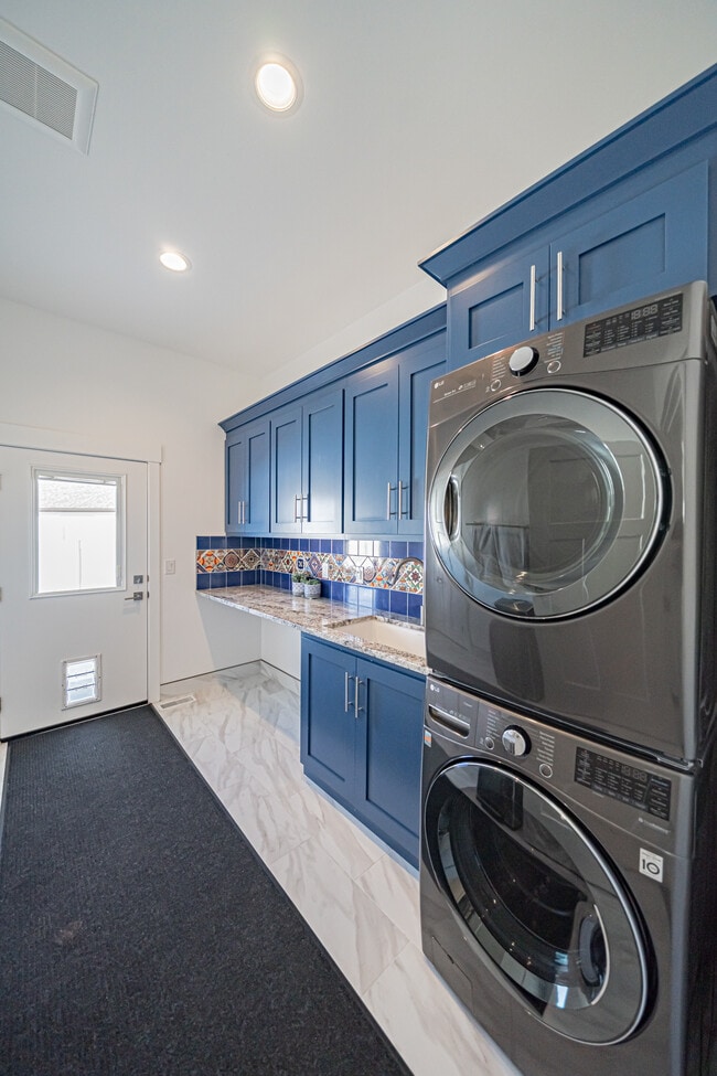 Building Photo - 949 Greenwillow Ln