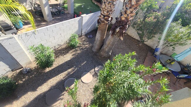 Building Photo - Pointe South Mountain 2-bedroom condo, gat...