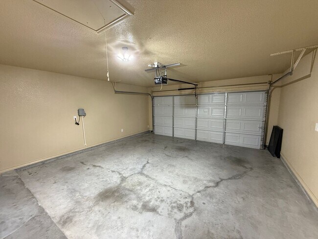 Building Photo - Spacious 4BR Home with Fireplace & Large B...