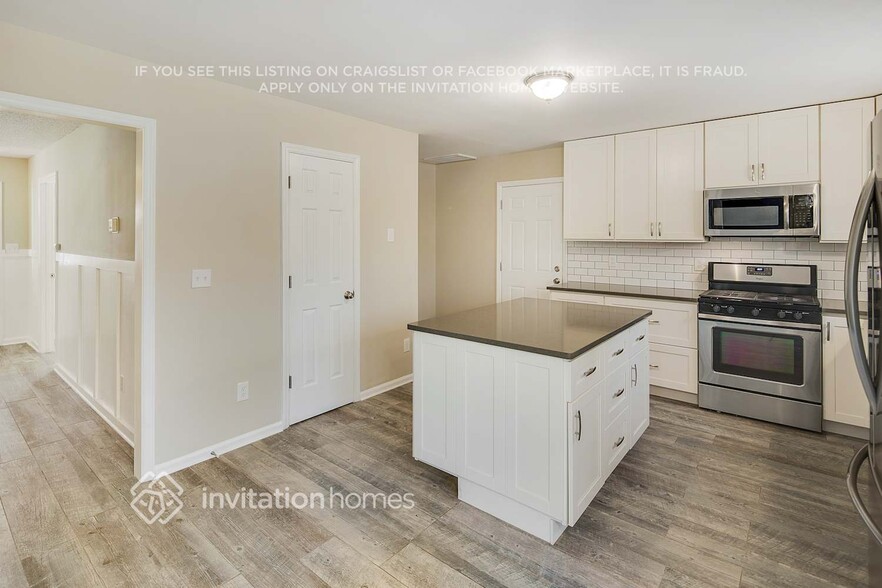 Building Photo - 9800 Fairlea Dr