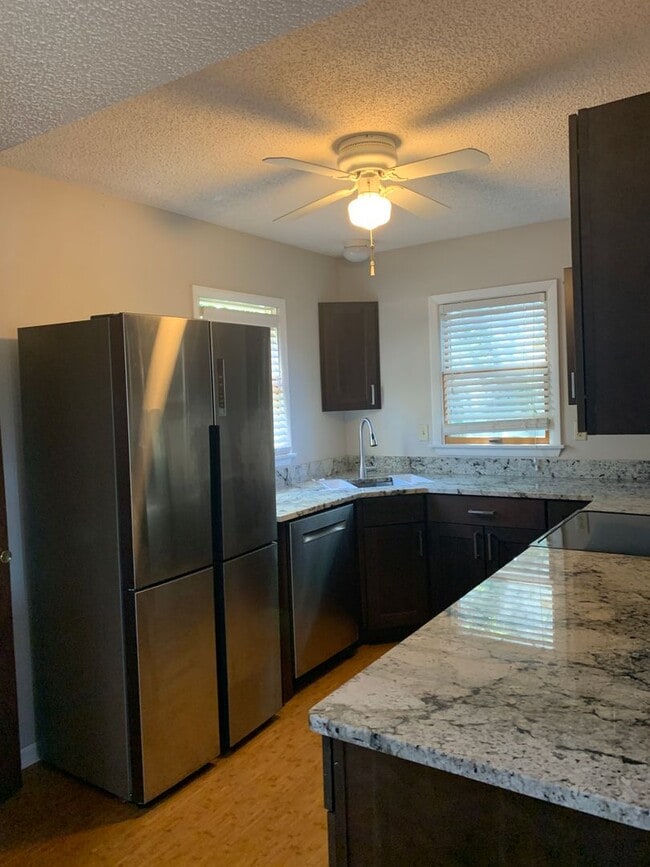 Building Photo - 3 Bedroom 2 Bath Home in Colington Availab...