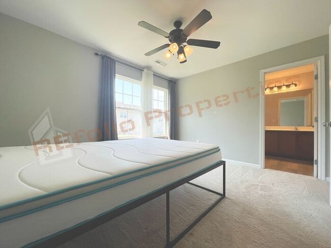 Building Photo - Comfortable 3-Bedroom Townhouse w/2 Assign...