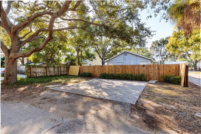 Building Photo - 855 22nd Ave N