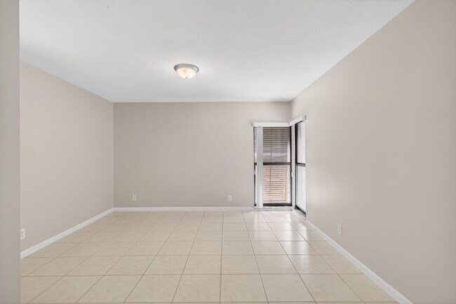 Building Photo - 3939 NE 5th Ave