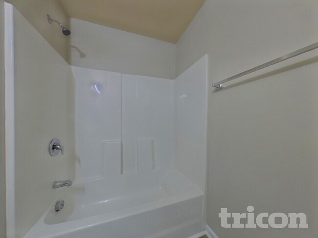 Building Photo - 3303 Lowland Dr