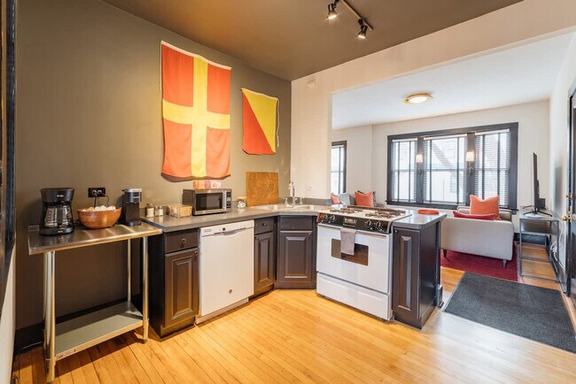 Building Photo - 1708 W Waveland Ave