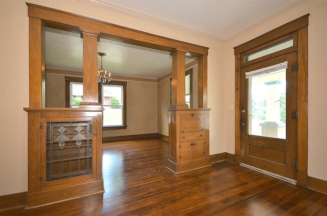 Building Photo - Beautiful Historic 3 Bedroom, 2 bath Home ...