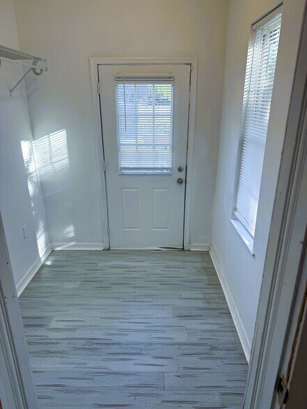 Building Photo - 5011 Devonshire Ave