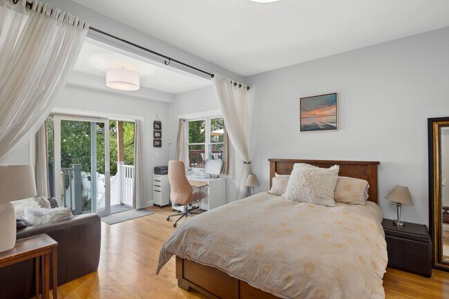 Building Photo - New 2BR2BA Condo in Jefferies Point with Backyard