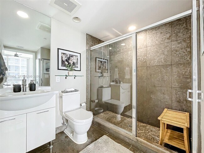 Building Photo - 475 Brickell Ave