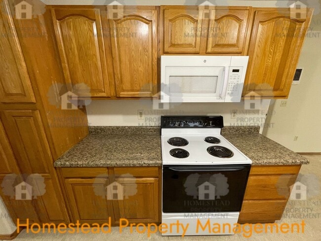 Building Photo - Explore the potential of this beautiful home!