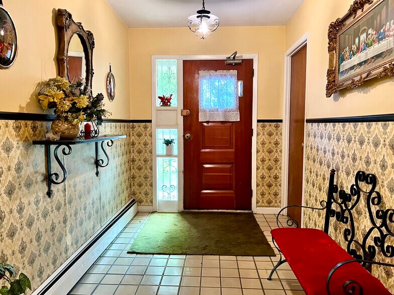Foyer entrance - 14435 38th Ave