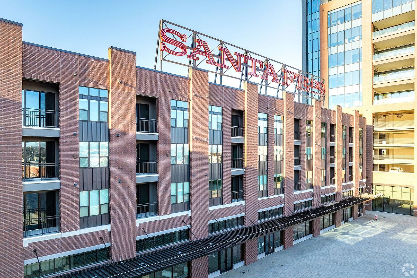 Building Photo - 415 E 2nd St S