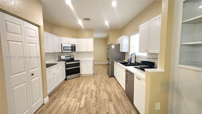 Building Photo - 343 NE 36th Terrace