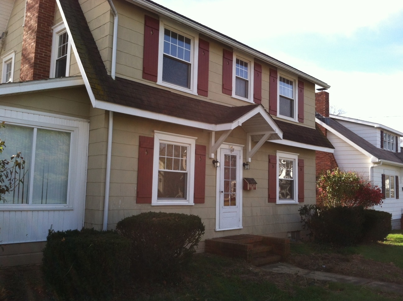 Two story charming Dutch Colonial - 704 SE 2nd St