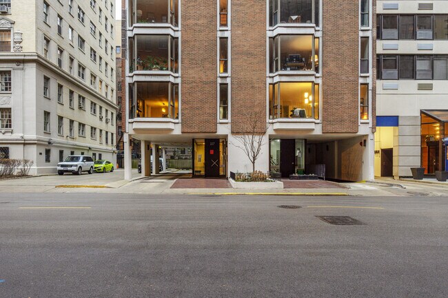Building Photo - 227 E Walton Pl